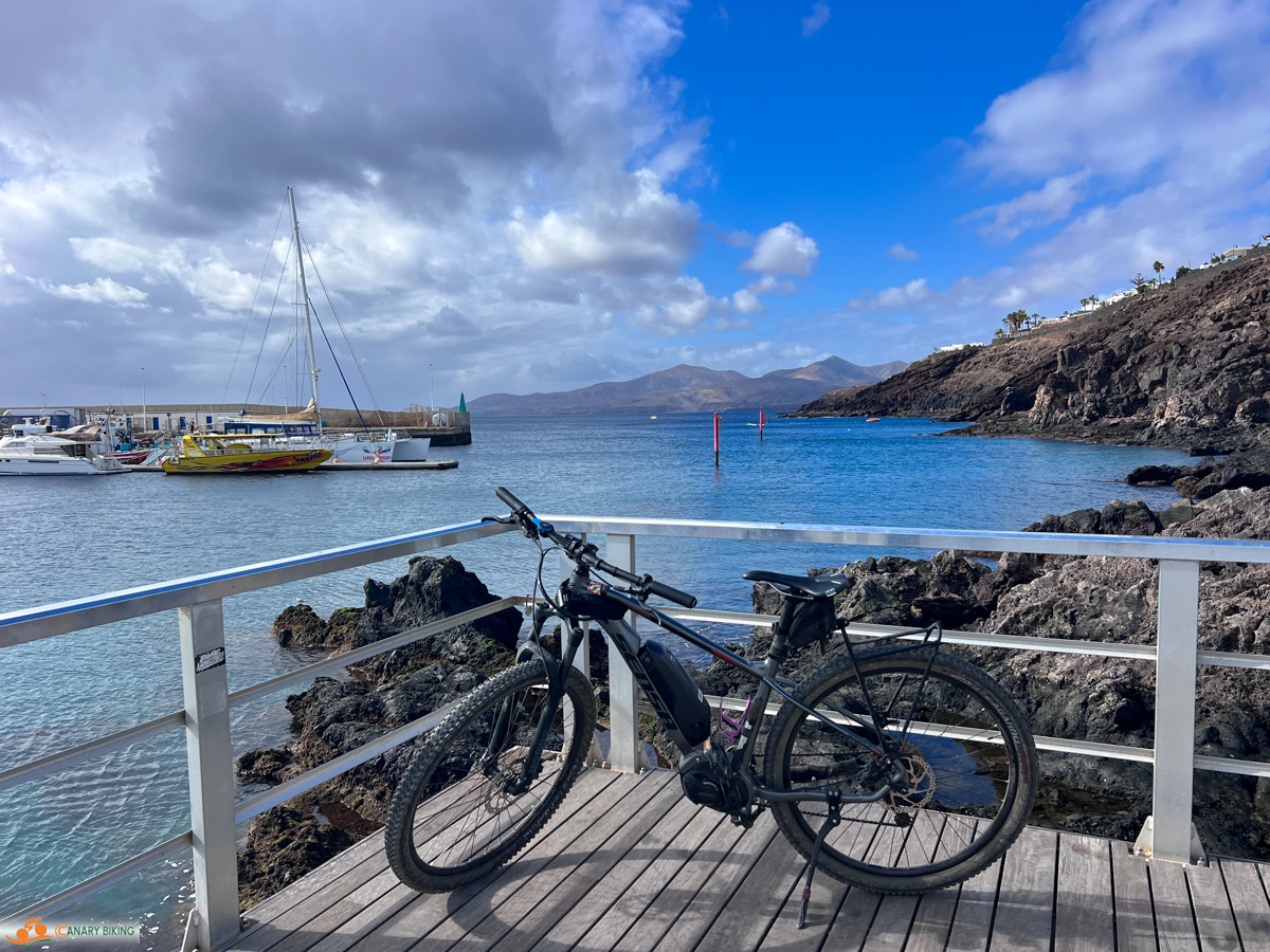 E-MTB op steiger bij haven van Puerto del Carmen Lanzarote