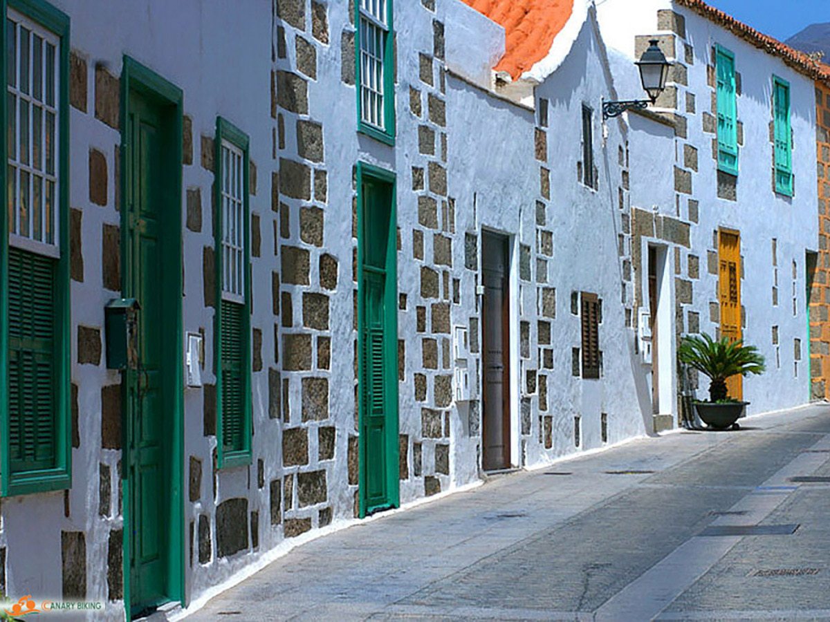 Straatje met rijtje oude huizen