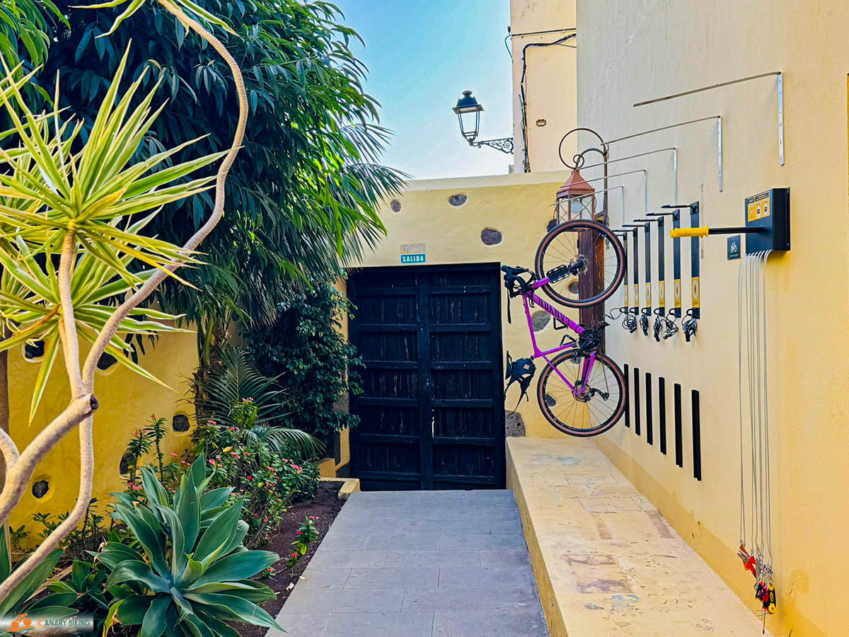 Fiets aan muur