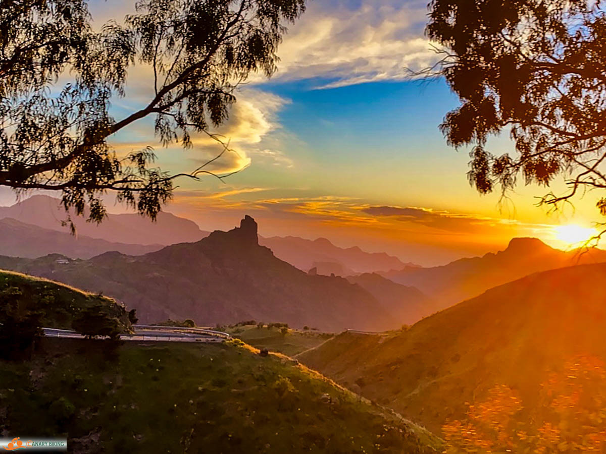 Ondergaande zon in de bergen met rotsformaties op de achtergrond