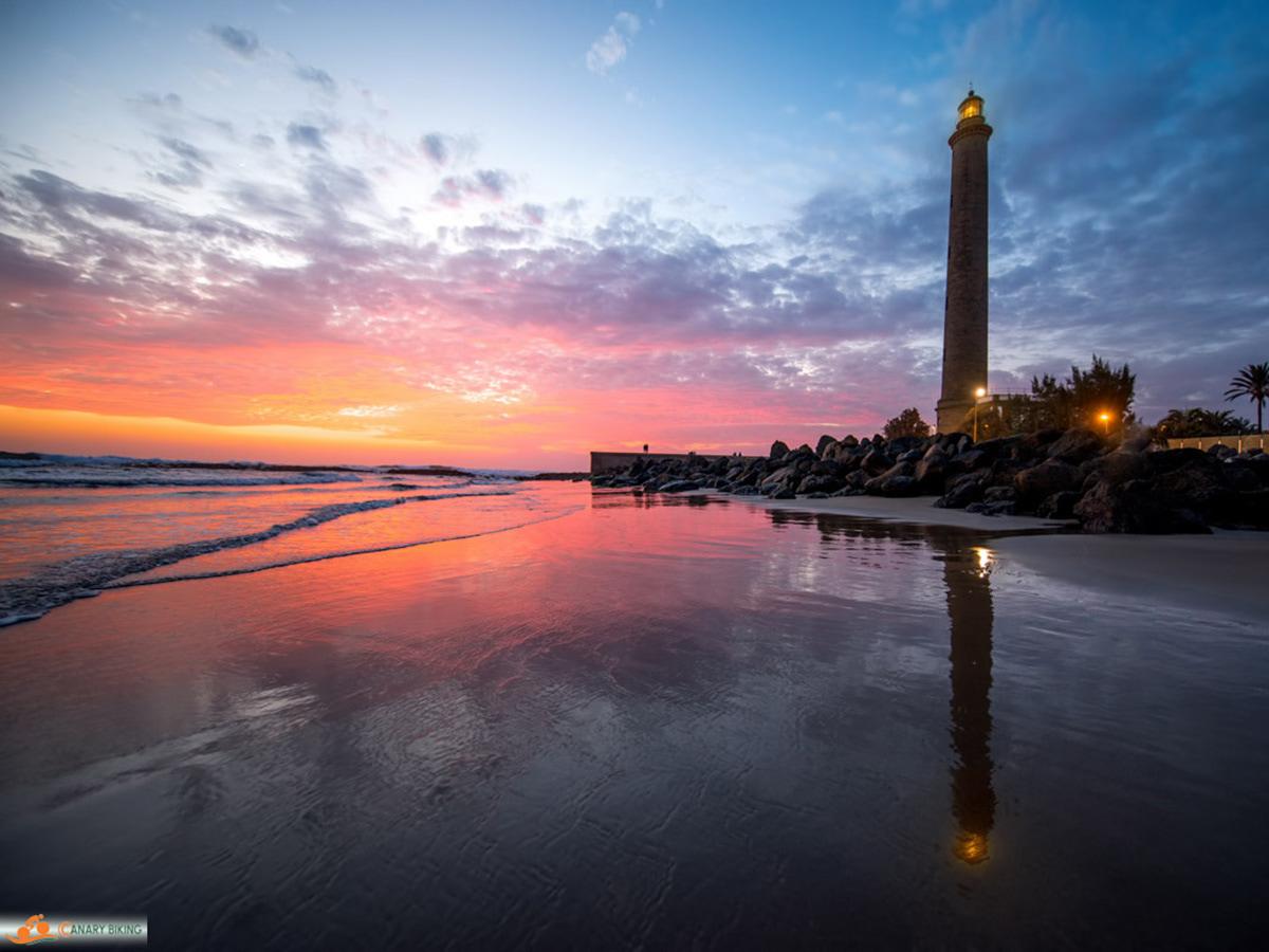 Vuurtoren bij de zee in avondrood
