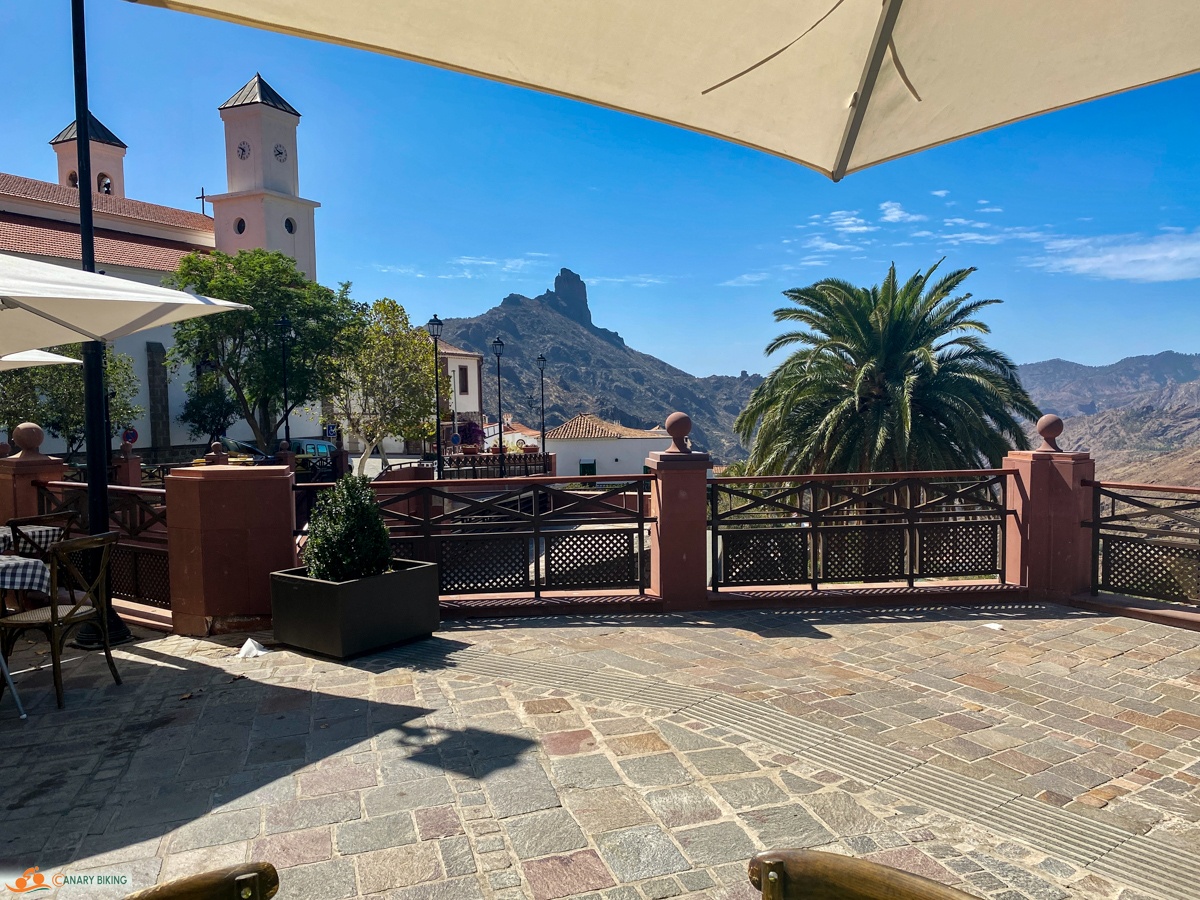 Terrassen met parasols bieden uitzicht op de kerk van Tejeda en de bekende Roque Nublo