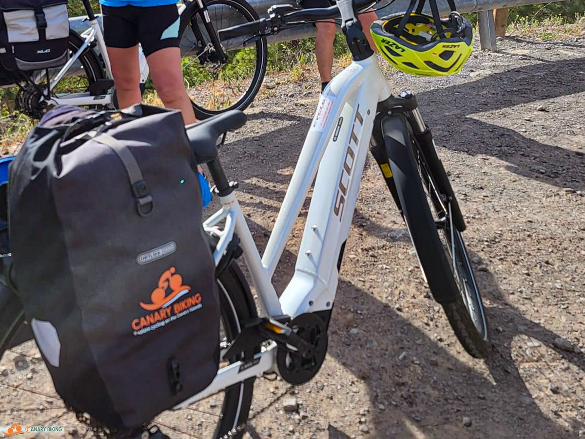 Ebike met Canary Biking Ortlieb fietstassen