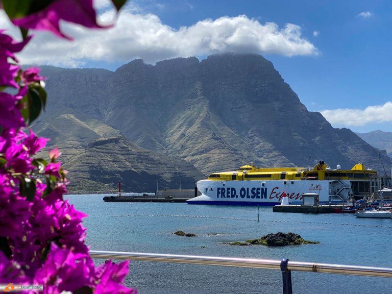 Haven van Agaete met op achtergrond Tamadaba gebergte